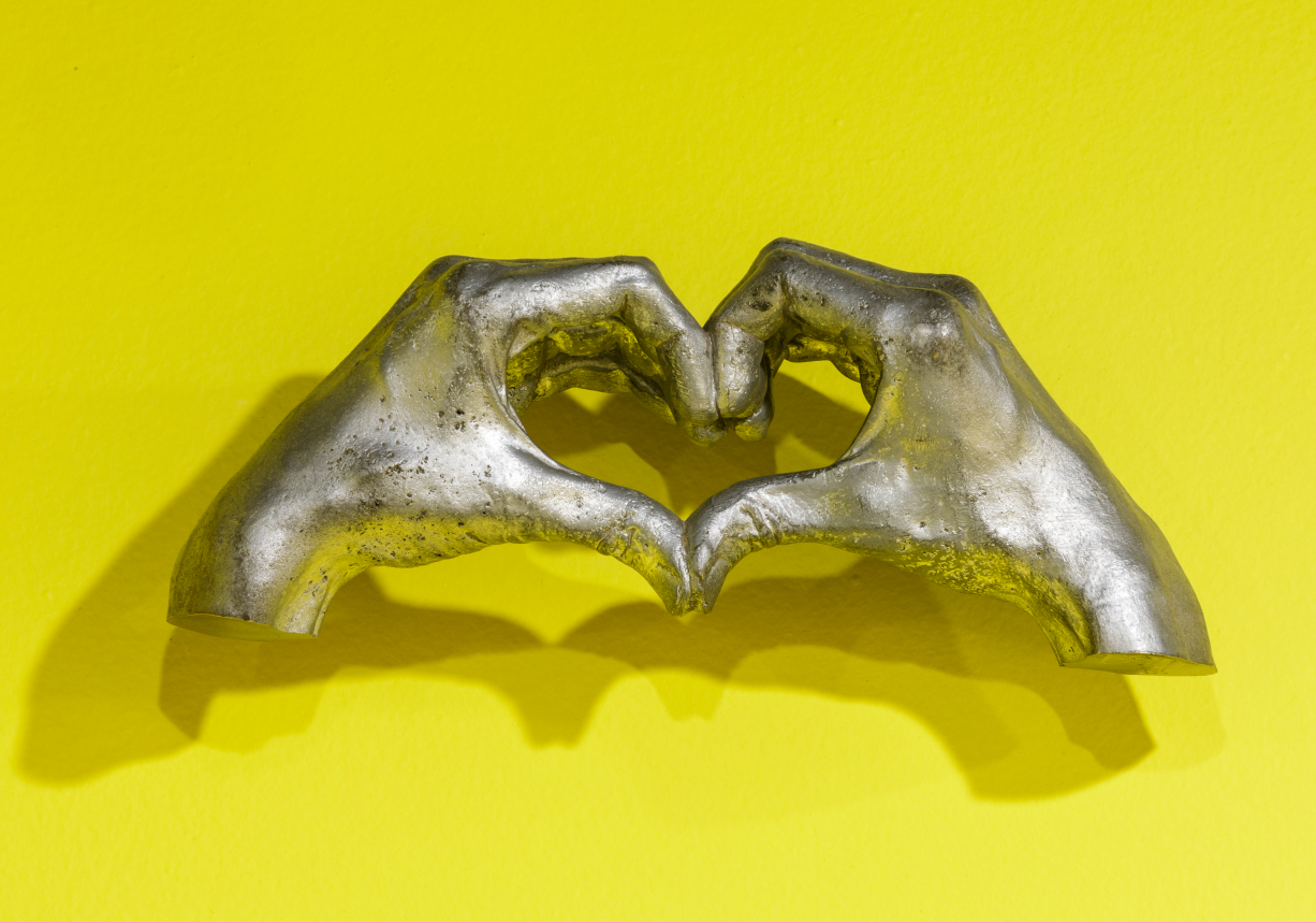 Entre imagens virais, dancinhas do TikTok, documentos, ficções, campanhas, slogans, protestos e paródias, o que emerge é um campo fértil de criação coletiva, no qual arte, cultura digital e crítica social se entrelaçam. Afinal, como já ensinou um dos grandes clássicos da internet brasileira: o melhor do Brasil são os brasileiros.