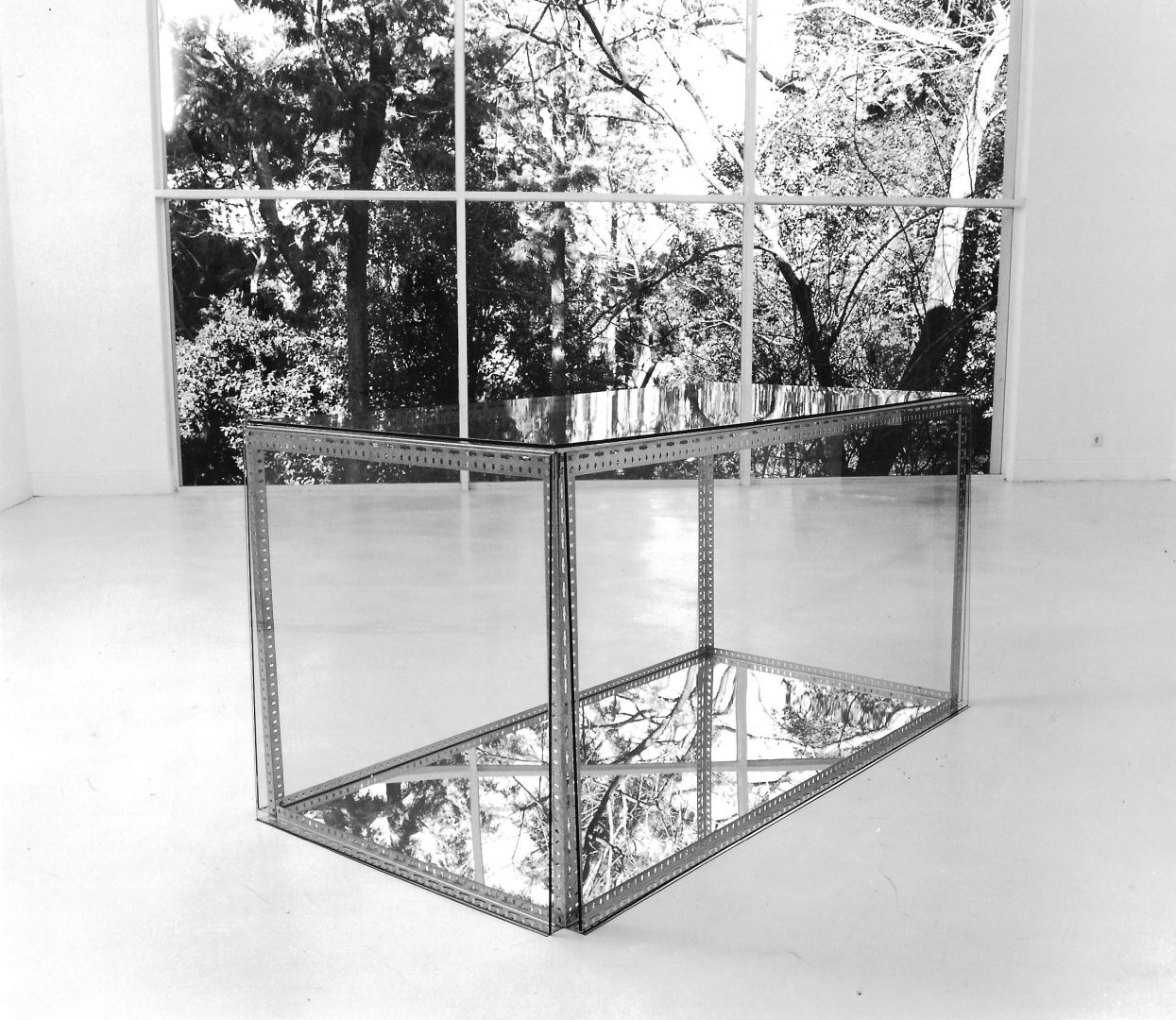 -68bafe64c97fa--68bafe64c97fdCroft_escultura_Sem título_1999_ Ferro galvanizado, vidro e espelho_100X210X110cm.jpg