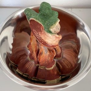 Aislane Nobre (Ilha de Itaparica, BA)
Tempo / Peça II / Série Origem, 2024
Escultura em argila, pintada com pigmentos naturais à base de argila e óxidos minerais, posteriormente esgrafitadas
Coleção da artista